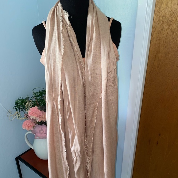 4X$20. Scarf - Picture 4 of 4